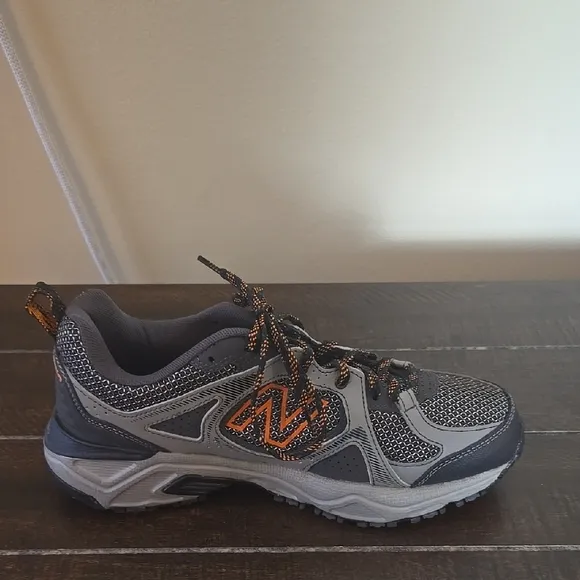 New Balance Gray/Orange Athletic Shoes Size  7