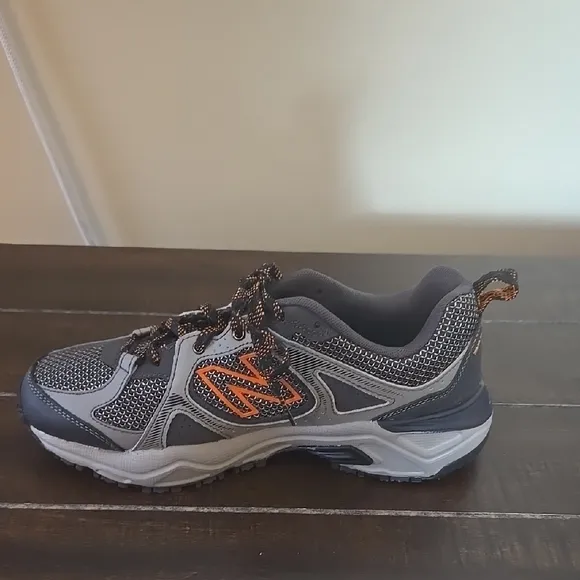 New Balance Gray/Orange Athletic Shoes Size  7