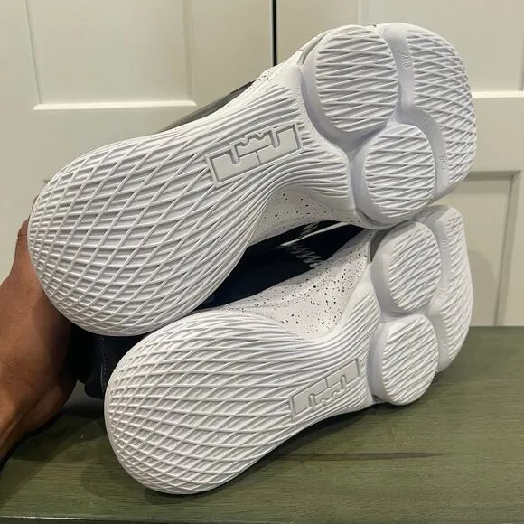 NEW WITHOUT BOX NIKE LEBRON WITNESS 5 SZ 10.5 MEN - 9012