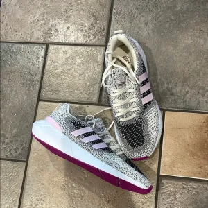 NewWomen's adidas Swift Run 22 Lace-Up Running Shoes Cream White/Clear Pink  8.5