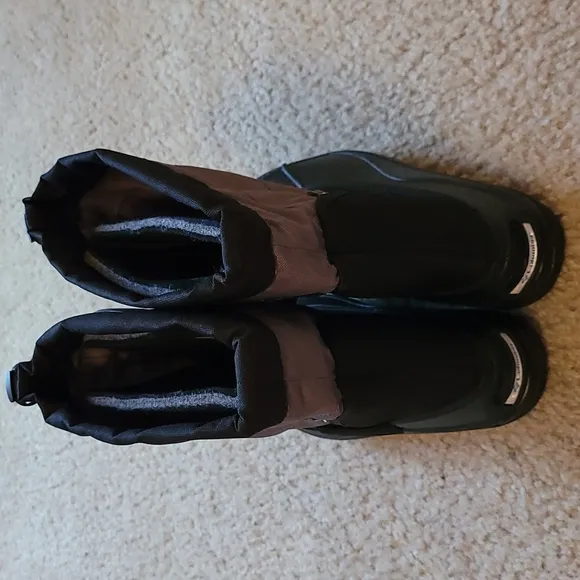 NIB - COLUMBIA YOUTH/BOYS WINTER BOOTS