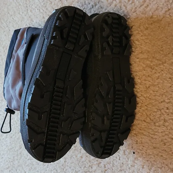 NIB - COLUMBIA YOUTH/BOYS WINTER BOOTS