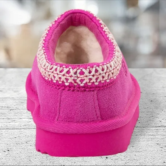 NIB Tasman ll childs pink shoes/booties by ugg