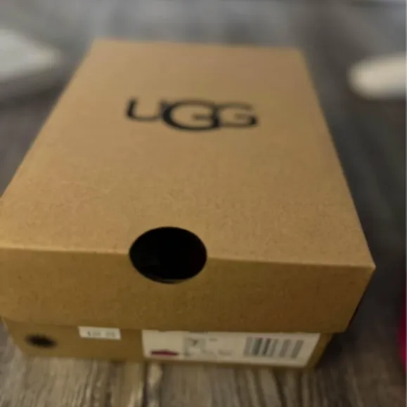 NIB Tasman ll childs pink shoes/booties by ugg