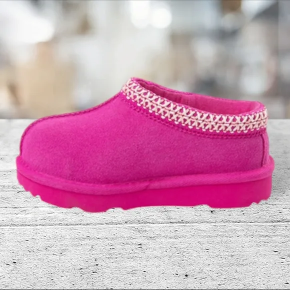 NIB Tasman ll childs pink shoes/booties by ugg