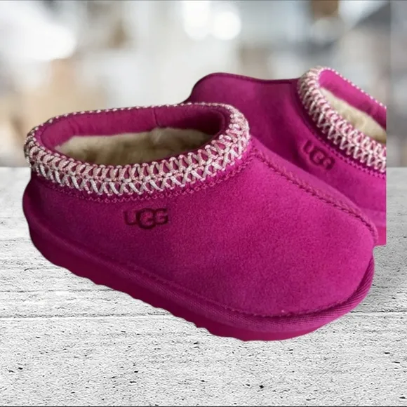 NIB Tasman ll childs pink shoes/booties by ugg