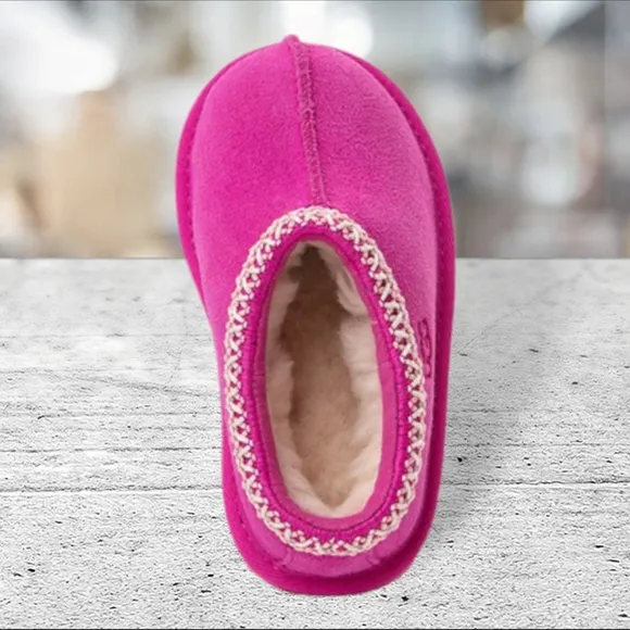 NIB Tasman ll childs pink shoes/booties by ugg