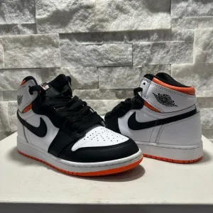 Nike Air Jordan Men's Black and White Sneakers