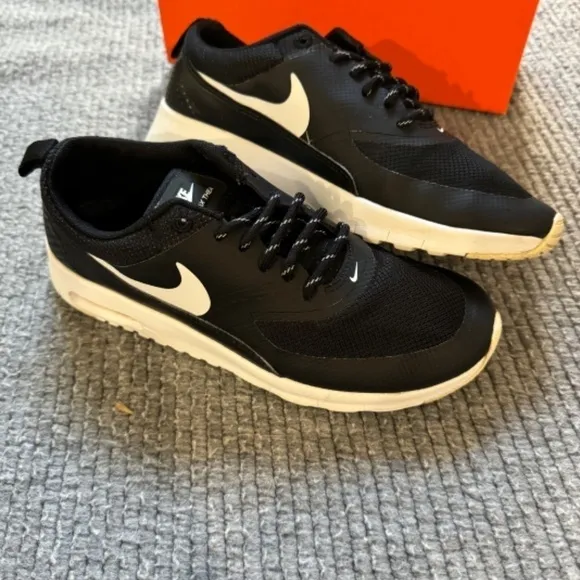Nike Air Mac Thea Black White Youth Size 4.5 Boy Running Shoes Sneakers