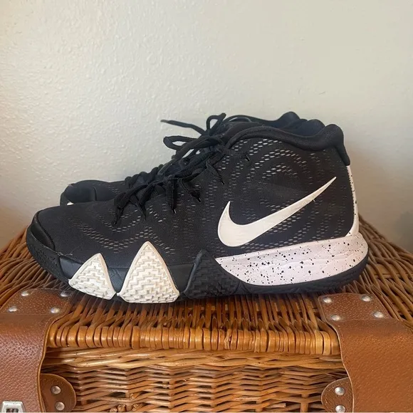 Nike Kyrie 4 Oreo Sneakers Shoes Black White Mens Size 8 Basketball AV2296-001