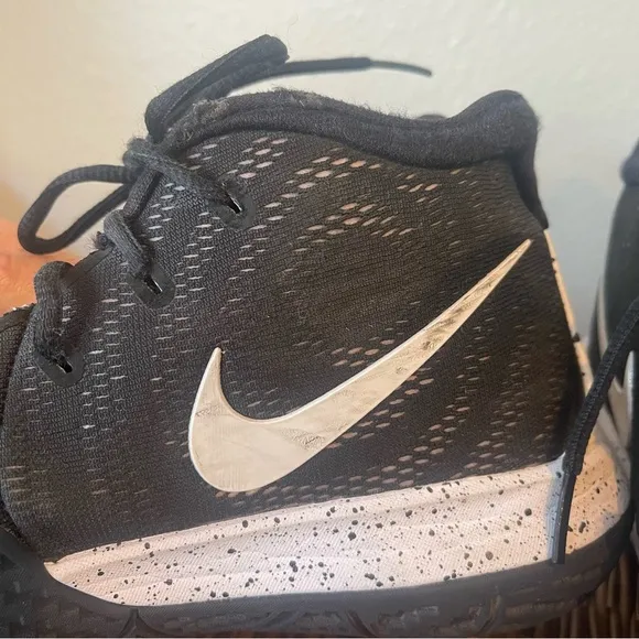 Nike Kyrie 4 Oreo Sneakers Shoes Black White Mens Size 8 Basketball AV2296-001