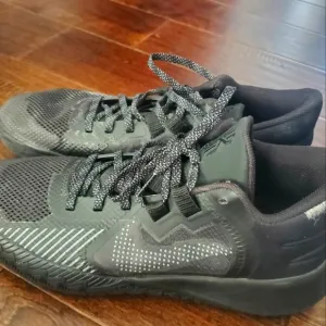 Nike Kyrie  Flytrap 5 black size 9 tennis shoes low all black