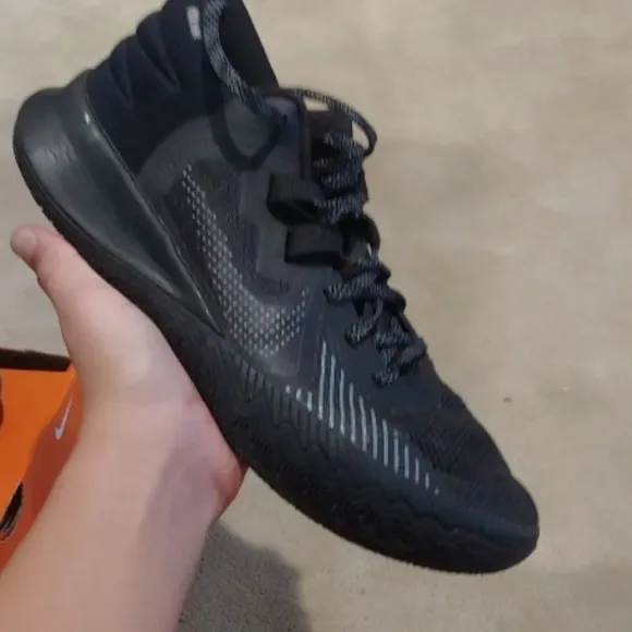Nike Kyrie  Flytrap 5 black size 9 tennis shoes low all black