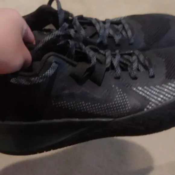 Nike Kyrie  Flytrap 5 black size 9 tennis shoes low all black