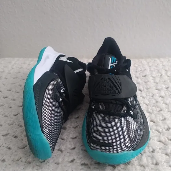Nike Kyrie Low 3 'Moon' size 5y