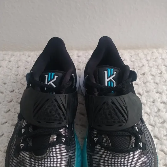 Nike Kyrie Low 3 'Moon' size 5y