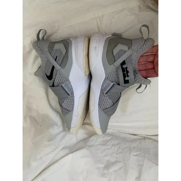 Nike Lebron Soldier XII TB Zoom Mens Size 7 Grey Basketball Shoes AT3872-002
