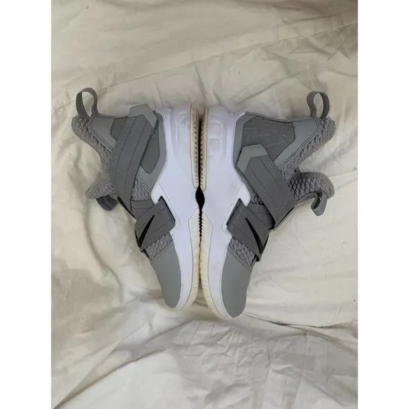 Nike Lebron Soldier XII TB Zoom Mens Size 7 Grey Basketball Shoes AT3872-002