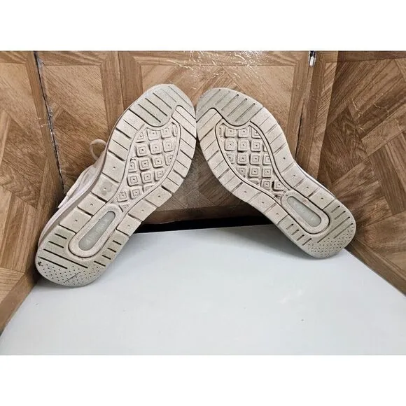 Nike Men's Air Max Genome White Shoes Size 10.  571