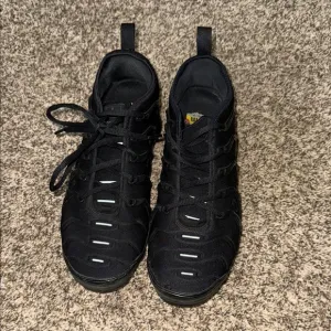 Nike men’s air VaporMax triple black shoes MAKE OFFER