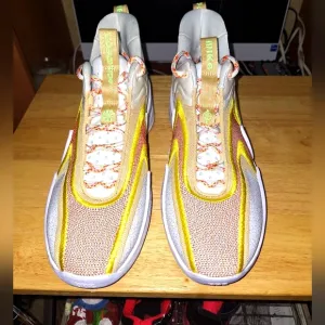 Nike men's Cosmic Unity 2 mid-top basketball shoes in a 10. Like new condition.