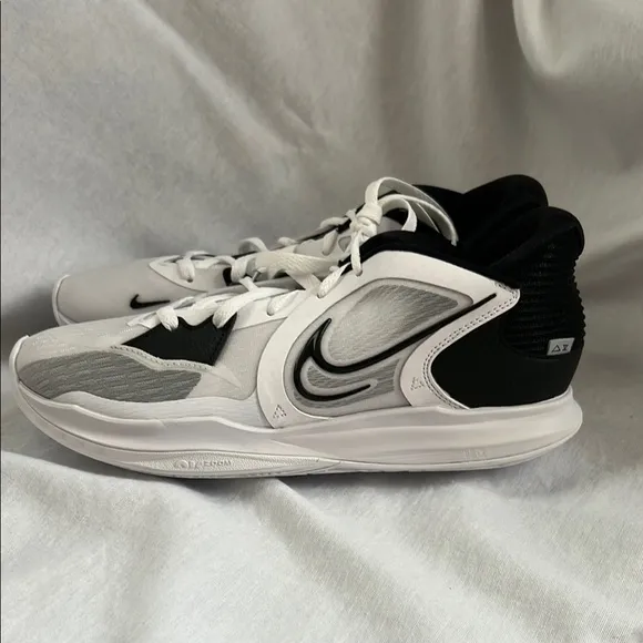 Nike NWOT  Kyrie 5 Low White Wolf Grey Athletic Shoes