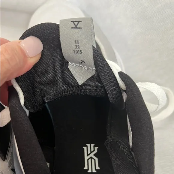 Nike NWOT  Kyrie 5 Low White Wolf Grey Athletic Shoes