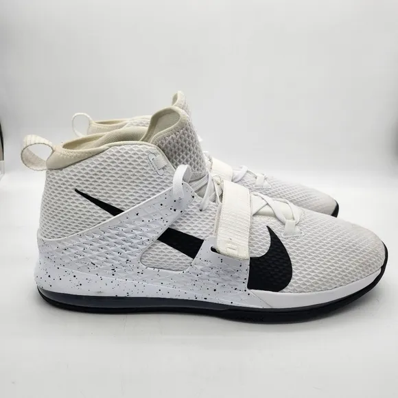 Nike Shoes Mens 18 Air Force Max 2 Basketball White Black AV6245-113 EUC