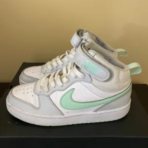 Nike Unisex-Child Sports Three Quarter HighShoes 5.5 Big kid