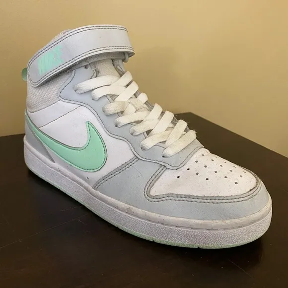 Nike Unisex-Child Sports Three Quarter HighShoes 5.5 Big kid