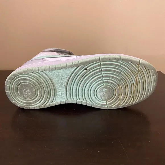 Nike Unisex-Child Sports Three Quarter HighShoes 5.5 Big kid