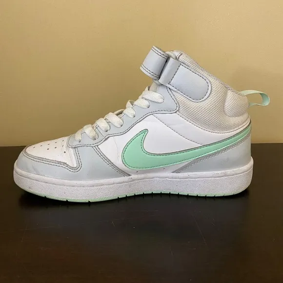 Nike Unisex-Child Sports Three Quarter HighShoes 5.5 Big kid