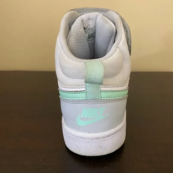 Nike Unisex-Child Sports Three Quarter HighShoes 5.5 Big kid