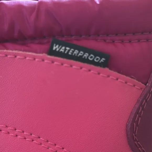 NORTH FACE Alpenglow IV Waterproof boots Youth sz5 Cabaret PINK