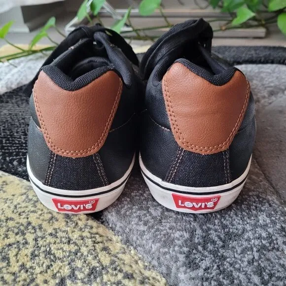 NWOT Levi’s Turner Nappa Comfort Black Lace Up Faux Vegan Leather Sneakers