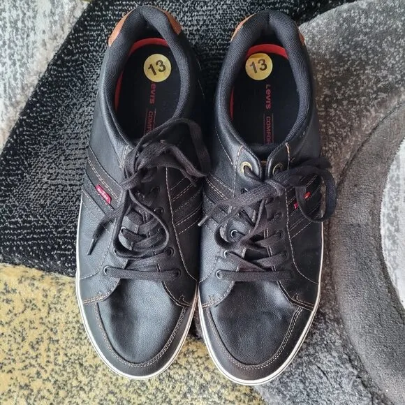 NWOT Levi’s Turner Nappa Comfort Black Lace Up Faux Vegan Leather Sneakers