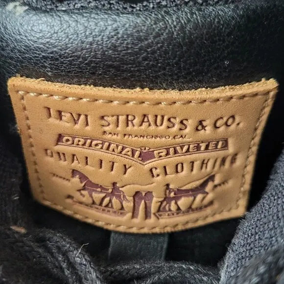 NWOT Levi’s Turner Nappa Comfort Black Lace Up Faux Vegan Leather Sneakers