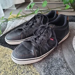 NWOT Levi’s Turner Nappa Comfort Black Lace Up Faux Vegan Leather Sneakers
