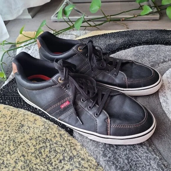 NWOT Levi’s Turner Nappa Comfort Black Lace Up Faux Vegan Leather Sneakers