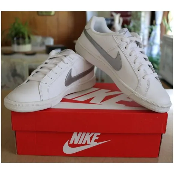NWT Nike Low Top Sneakers Style 749867 -  White/ Silver, Size 6.5