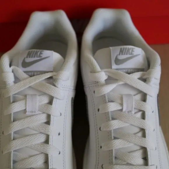 NWT Nike Low Top Sneakers Style 749867 -  White/ Silver, Size 6.5