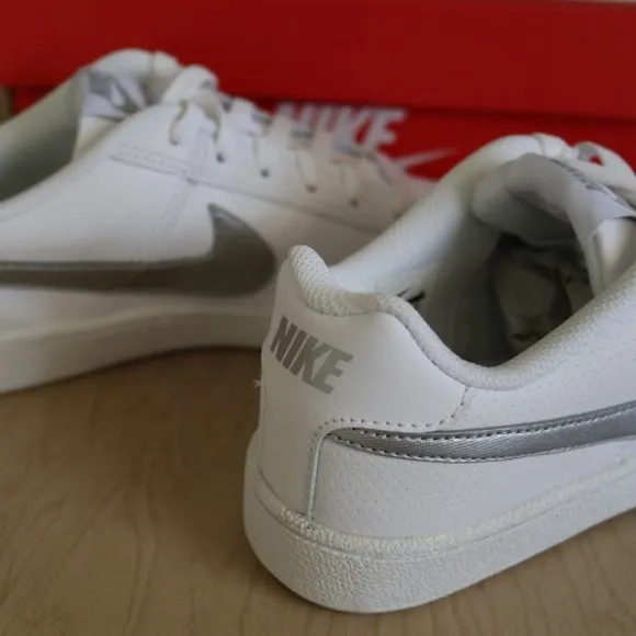 NWT Nike Low Top Sneakers Style 749867 -  White/ Silver, Size 6.5