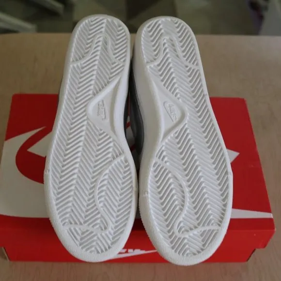 NWT Nike Low Top Sneakers Style 749867 -  White/ Silver, Size 6.5