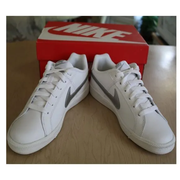 NWT Nike Low Top Sneakers Style 749867 -  White/ Silver, Size 6.5