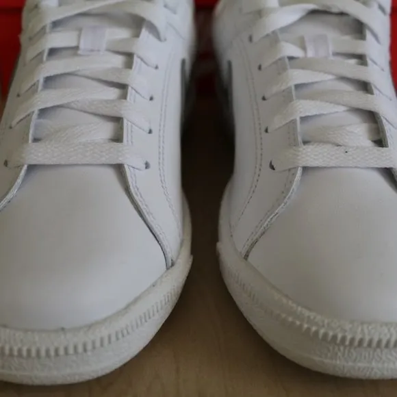 NWT Nike Low Top Sneakers Style 749867 -  White/ Silver, Size 6.5