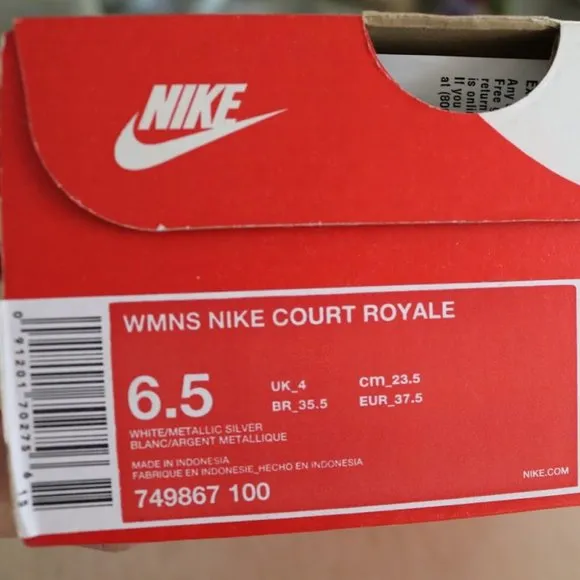 NWT Nike Low Top Sneakers Style 749867 -  White/ Silver, Size 6.5