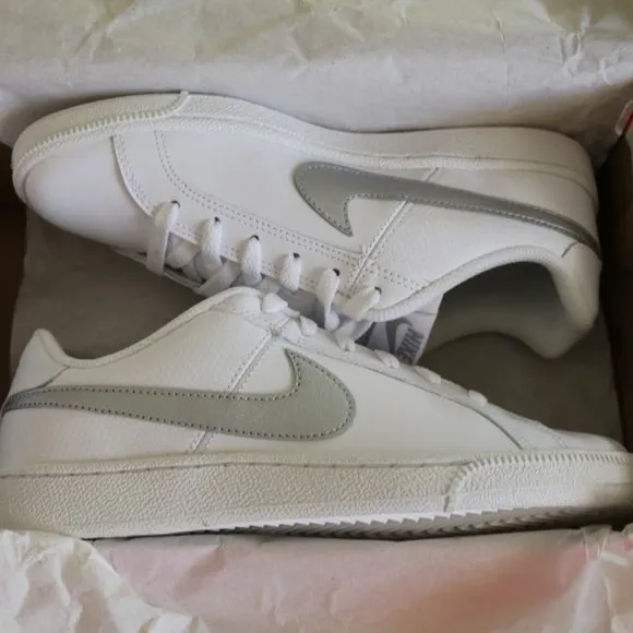 NWT Nike Low Top Sneakers Style 749867 -  White/ Silver, Size 6.5