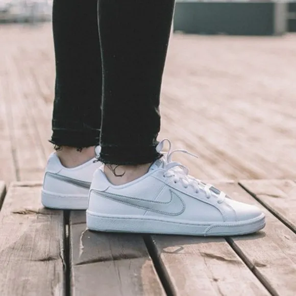 NWT Nike Low Top Sneakers Style 749867 -  White/ Silver, Size 6.5
