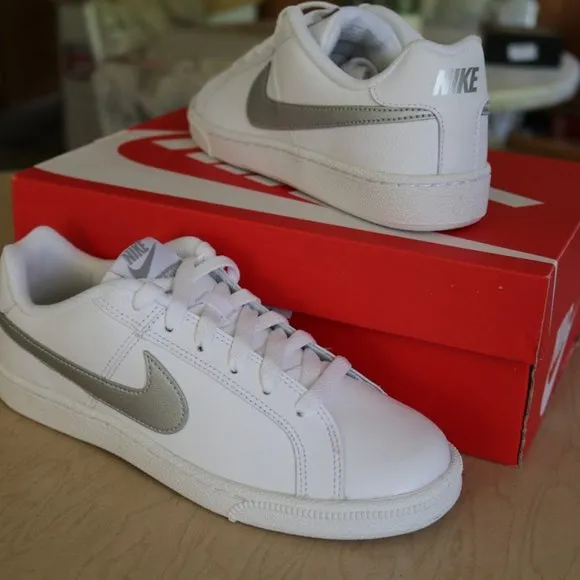 NWT Nike Low Top Sneakers Style 749867 -  White/ Silver, Size 6.5