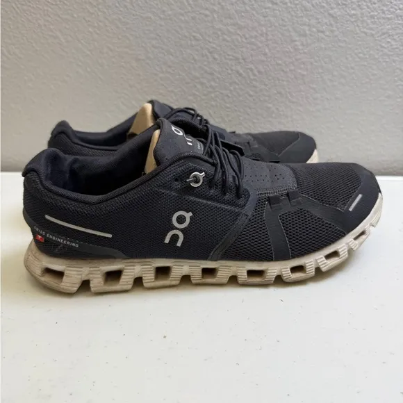 On Running Womens Size 10 Black/White 59.98904 Cloud 5 Running Shoes